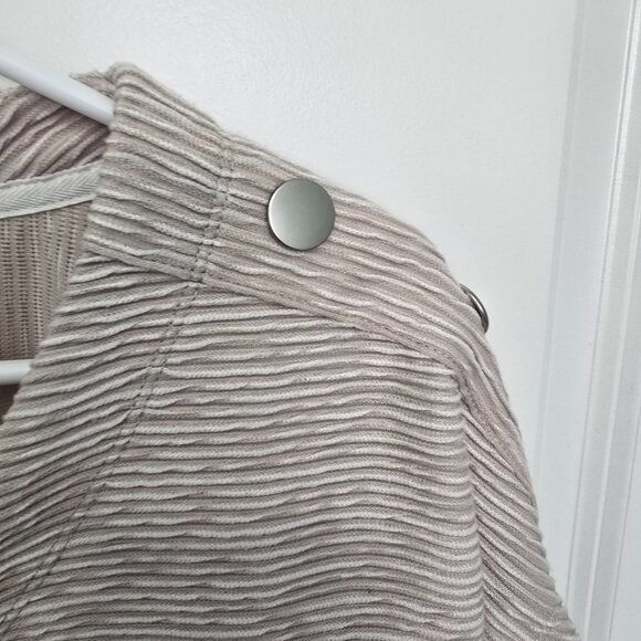 Jones New York Blouse Tan Ribbed Button Shoulder V Neck Size Large Textured - Picture 4 of 5